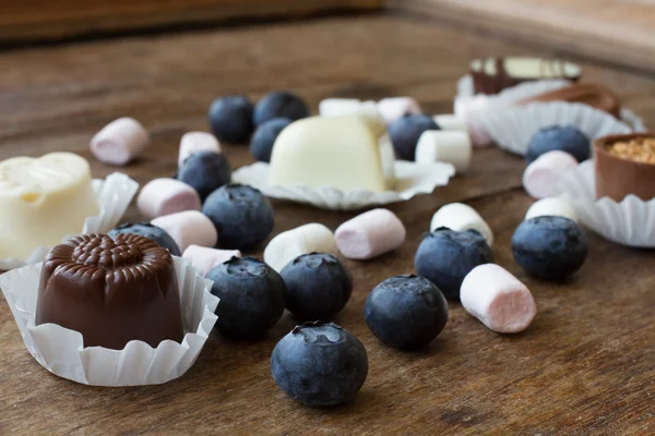 Belçika çikolatası ve hatmi ahşap bir masa üzerinde — Stok fotoğraf