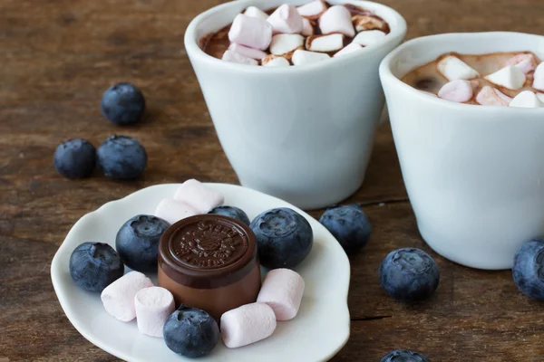 Witte mok met bosbessen en Belgische chocolade — Stockfoto