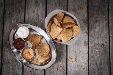 nachos domates salsa ve ekşi krema ile