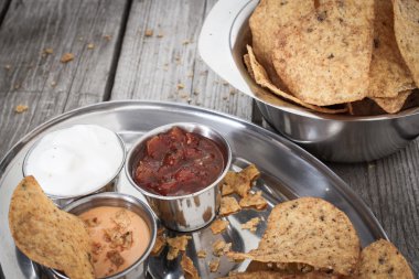 nachos domates salsa ve ekşi krema ile