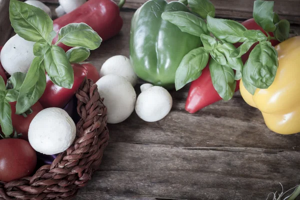 Yiyecek pizza domates mantar soğan biber — Stok fotoğraf