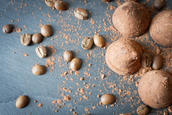 Kakao tatlı günaha ile çikolata truffles — Stok fotoğraf