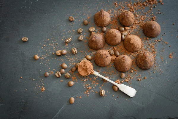 Шоколадные трюфели с какао-сладким соблазном — стоковое фото