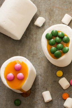 Beyaz hatmi ve karamel renkli şekerler