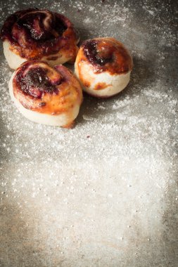 Maya hamur ürünleri ile evde pişmiş tarçın çörekler