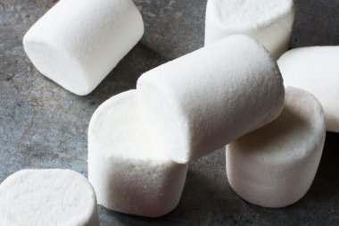 ahşap arka plan üzerinde beyaz hatmi adet