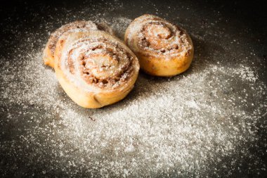 Maya hamur ürünleri ile evde pişmiş tarçın çörekler