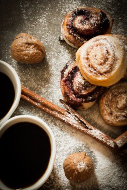 Maya hamur ürünleri ile evde pişmiş tarçın çörekler