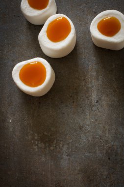 karamel ile beyaz krema 