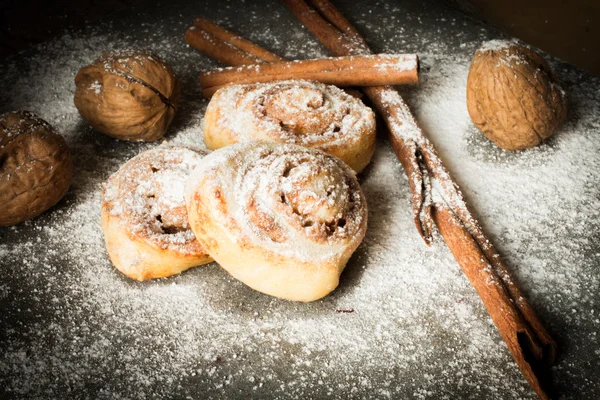 Pães de massa de levedura com canela cozida em casa — Fotografia de Stock