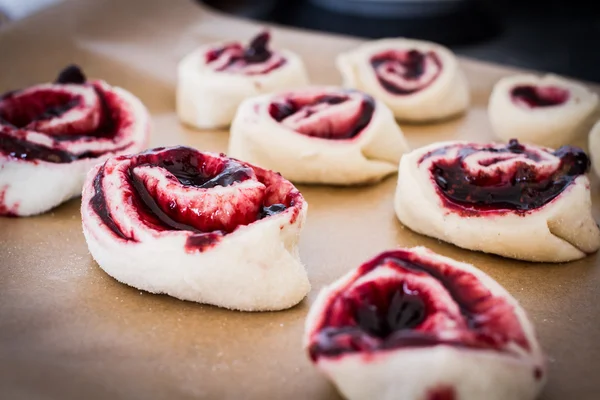 Semmeln aus Hefeteig mit Marmelade zu Hause zubereitet — Stockfoto