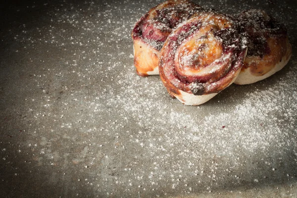 Buns from yeast dough with cinnamon cooked at home — Stock Photo, Image