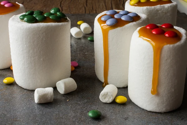 Malvavisco blanco y caramelos de color caramelo — Foto de Stock