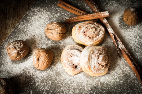 シナモンとイーストこね粉からパンが家庭で調理 — ストック写真