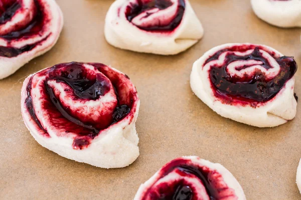 Semmeln aus Hefeteig mit Marmelade zu Hause zubereitet — Stockfoto