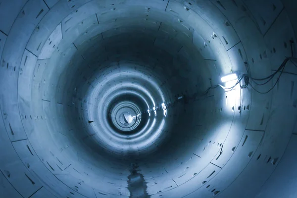 Längster Tunnel im Untergrund mit blauem Licht beleuchtet — Stockbild Längster Tunnel im Untergrund mit blauem Licht beleuchtet — Stockfoto
