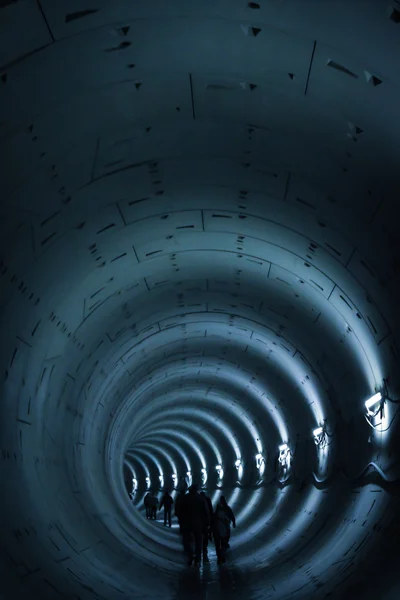Túnel más largo del subsuelo iluminado con luz azul — Foto de Stock