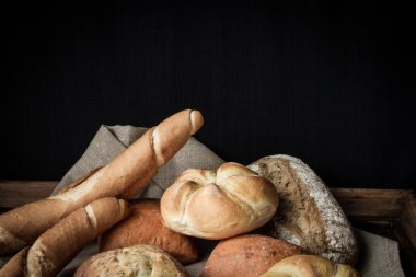 ahşap bir masa bir arka plan üzerinde buğday çeşitli rulo