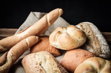 ahşap bir masa bir arka plan üzerinde buğday çeşitli rulo