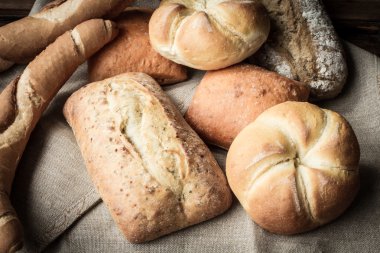 ahşap bir masa bir arka plan üzerinde buğday çeşitli rulo