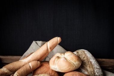 ahşap bir masa bir arka plan üzerinde buğday çeşitli rulo