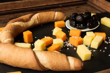 siyah bir zemin üzerine sarı ve beyaz çedar peyniri