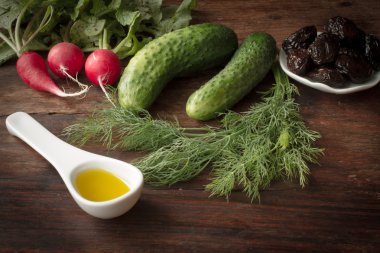 turp ve salatalık ve dere otu salatası yaz için