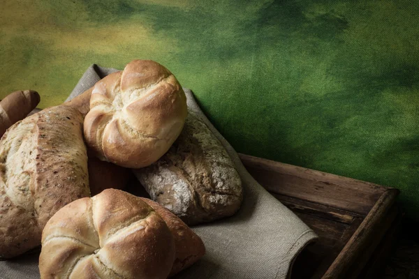 Various rolls of wheat on a background of a wooden table — Stock Photo, Image