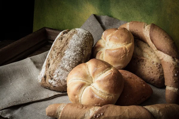 Various rolls of wheat on a background of a wooden table — Stock Photo, Image