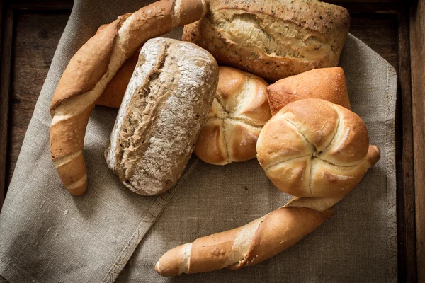 Various rolls of wheat on a background of a wooden table — Stock Photo, Image