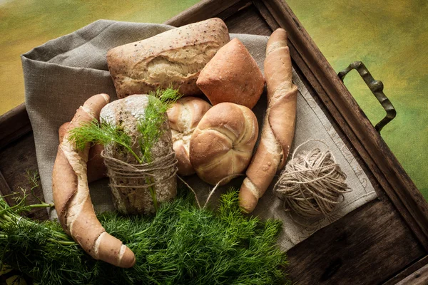 Francouzské housky odrůda pšenice s zelený kopr — Stock fotografie