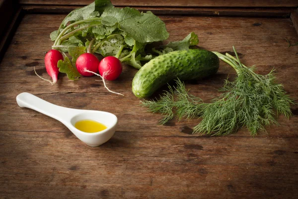 Ensalada de rábano y pepino y eneldo para el verano —  Fotos de Stock