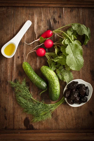 Ensalada de rábano y pepino y eneldo para el verano —  Fotos de Stock