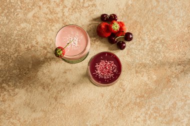 çilek ve yaban mersini bir cam kadehi gre ile güler yüzlü