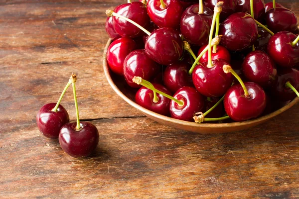 Cerises mûres dans un bol en cuivre — Photo