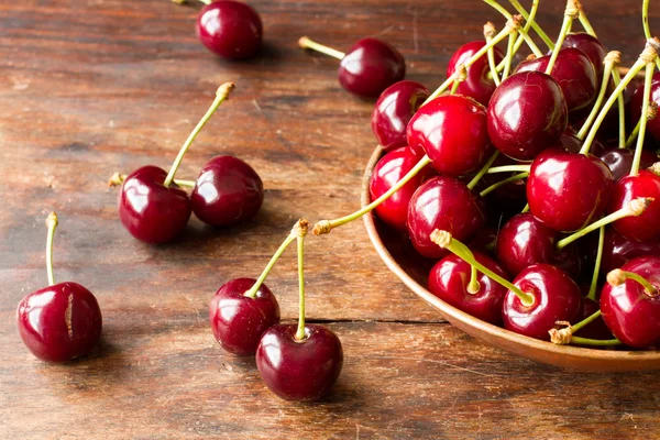 Cerises mûres dans un bol en cuivre — Photo