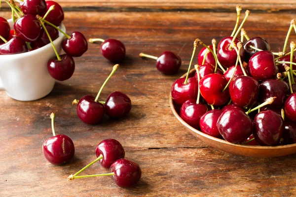 Cerises mûres dans un bol en cuivre — Photo