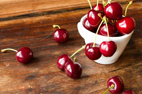 Cerises mûres dans un bol en cuivre — Photo