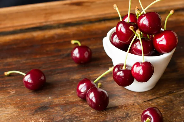 Cerises mûres dans un bol en cuivre — Photo