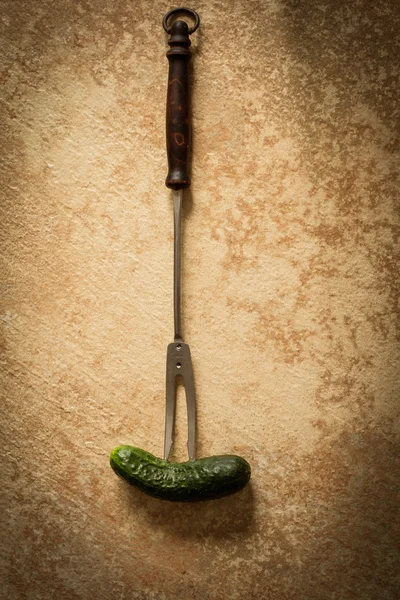 Tenedor vintage antiguo para carne y pepino verde —  Fotos de Stock