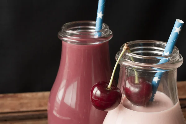 Smoothie mit Erdbeeren und Blaubeeren im Glas — Stockfoto