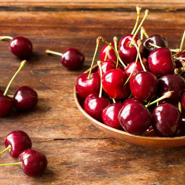 Cerises mûres dans un bol en cuivre — Photo