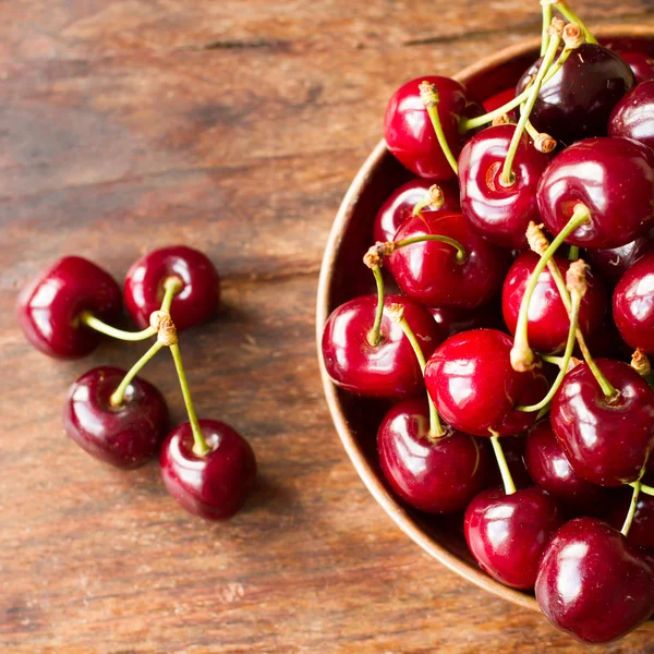 Cerises mûres dans un bol en cuivre — Photo