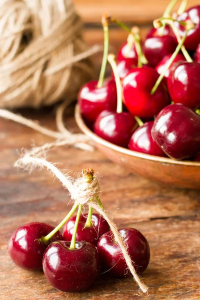 Ripe cherries in a bowl made of copper — Stock Photo, Image