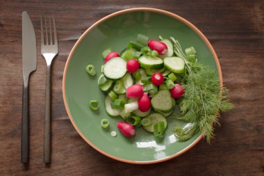 yeşil plaka bir ışık yaz salatası ile 