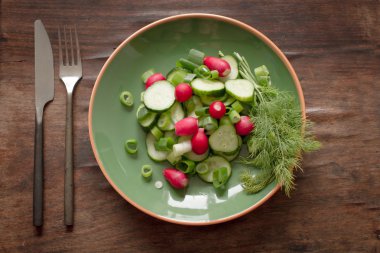 yeşil plaka bir ışık yaz salatası ile 
