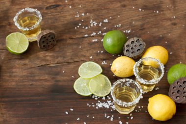 tekila kireç ve ahşap bir masa üzerinde limon