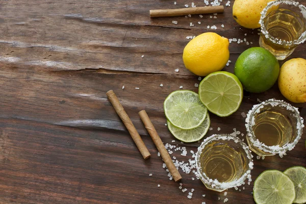 Tequila e limão Limão e como um cigarro — Fotografia de Stock