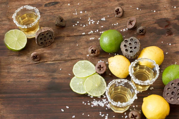 Calce di tequila e limone su un tavolo di legno — Foto Stock