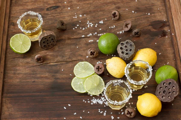 Tequila kalk en citroen op een houten tafel — Stockfoto